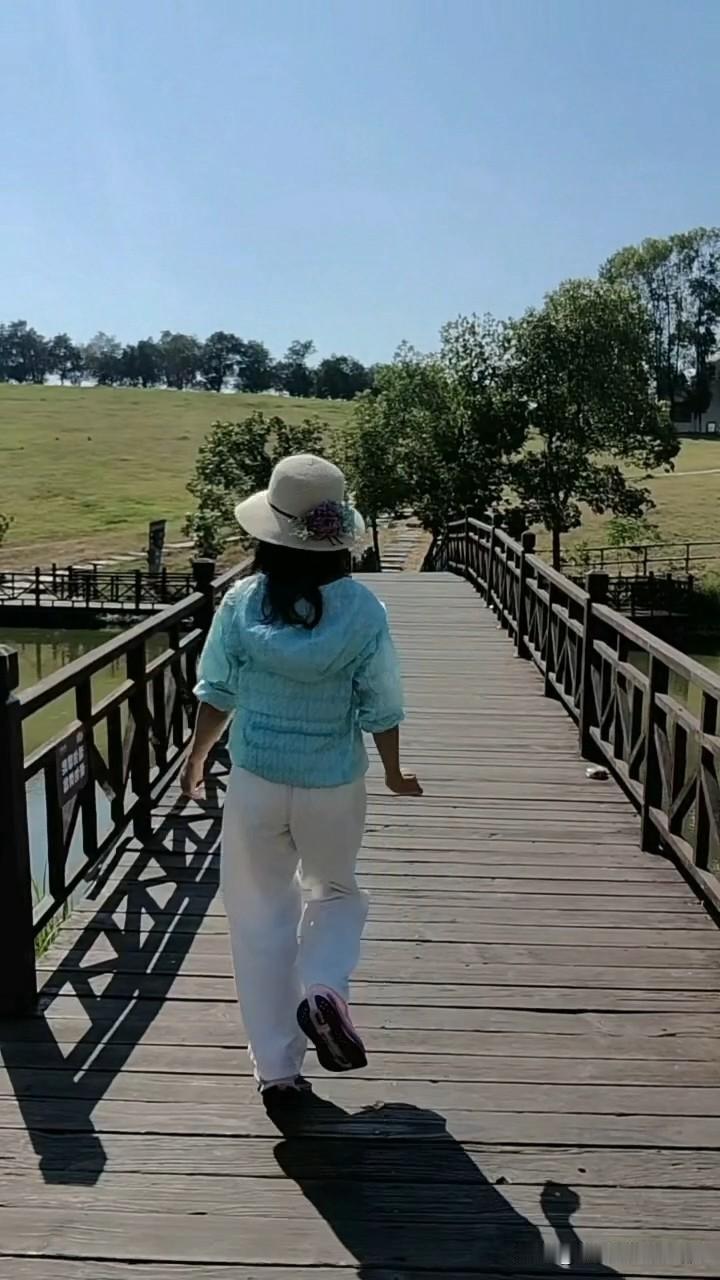 人老了就像机器用久了总是有毛病，不管你养的多好。

国庆节回来儿媳对我说他妈妈腿