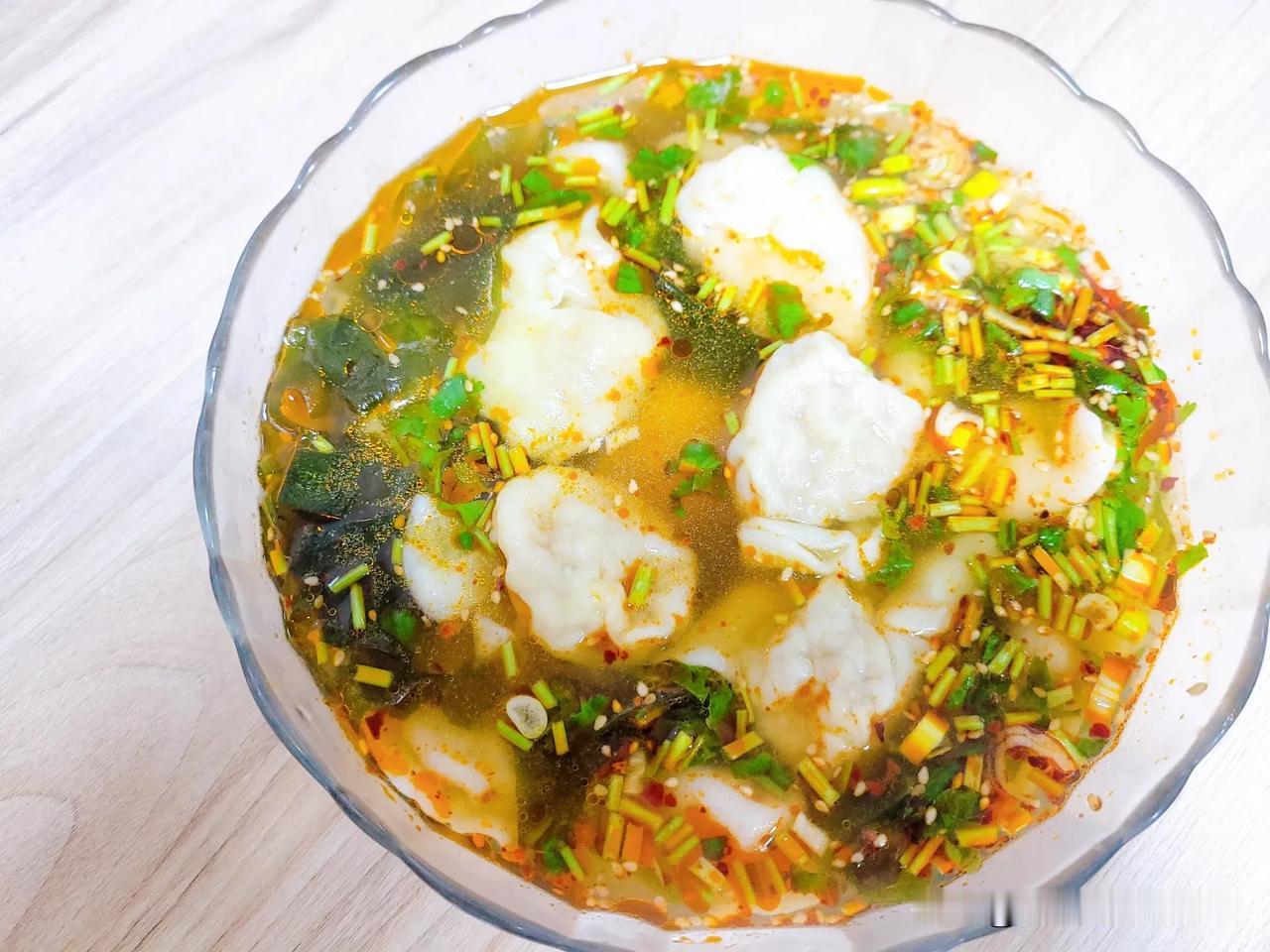 今晚吃的汤饺，依靠回忆三十多年前，在呼和浩特读大学时，大学附近八一市场吃过的汤饺
