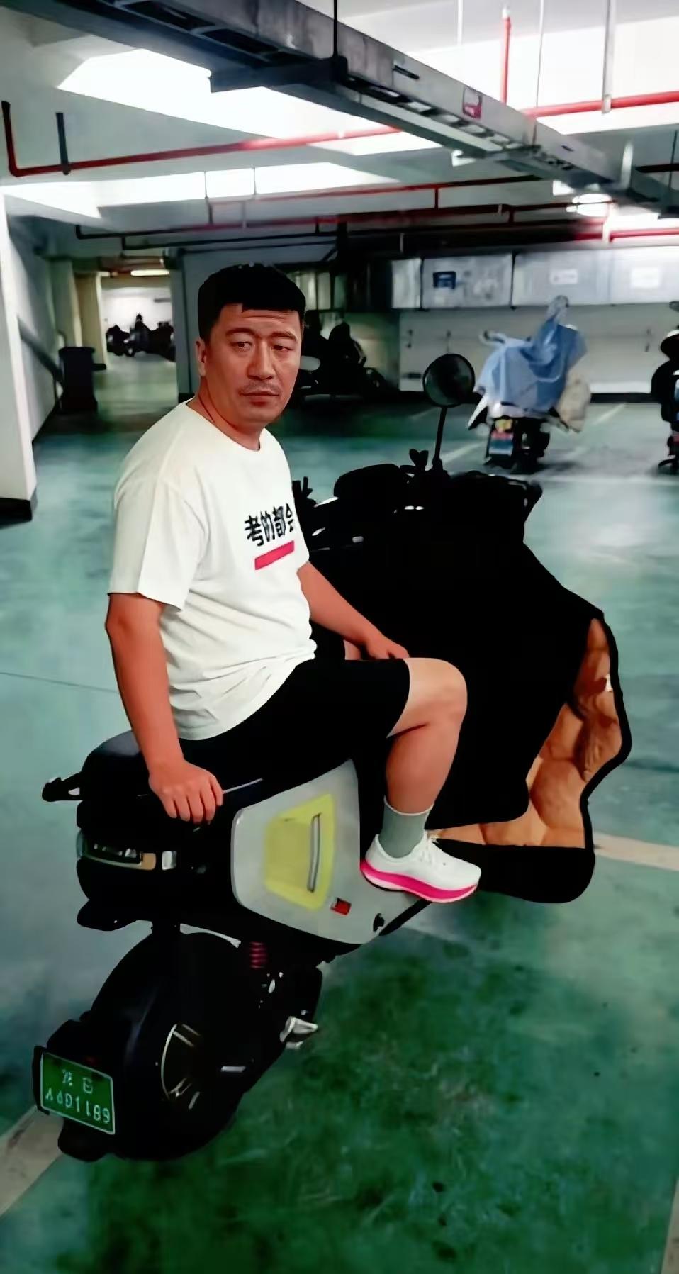 他们这帮人都是情大于利，我们真希望能守住张老师和你们共同打下的江山，使学子们放心