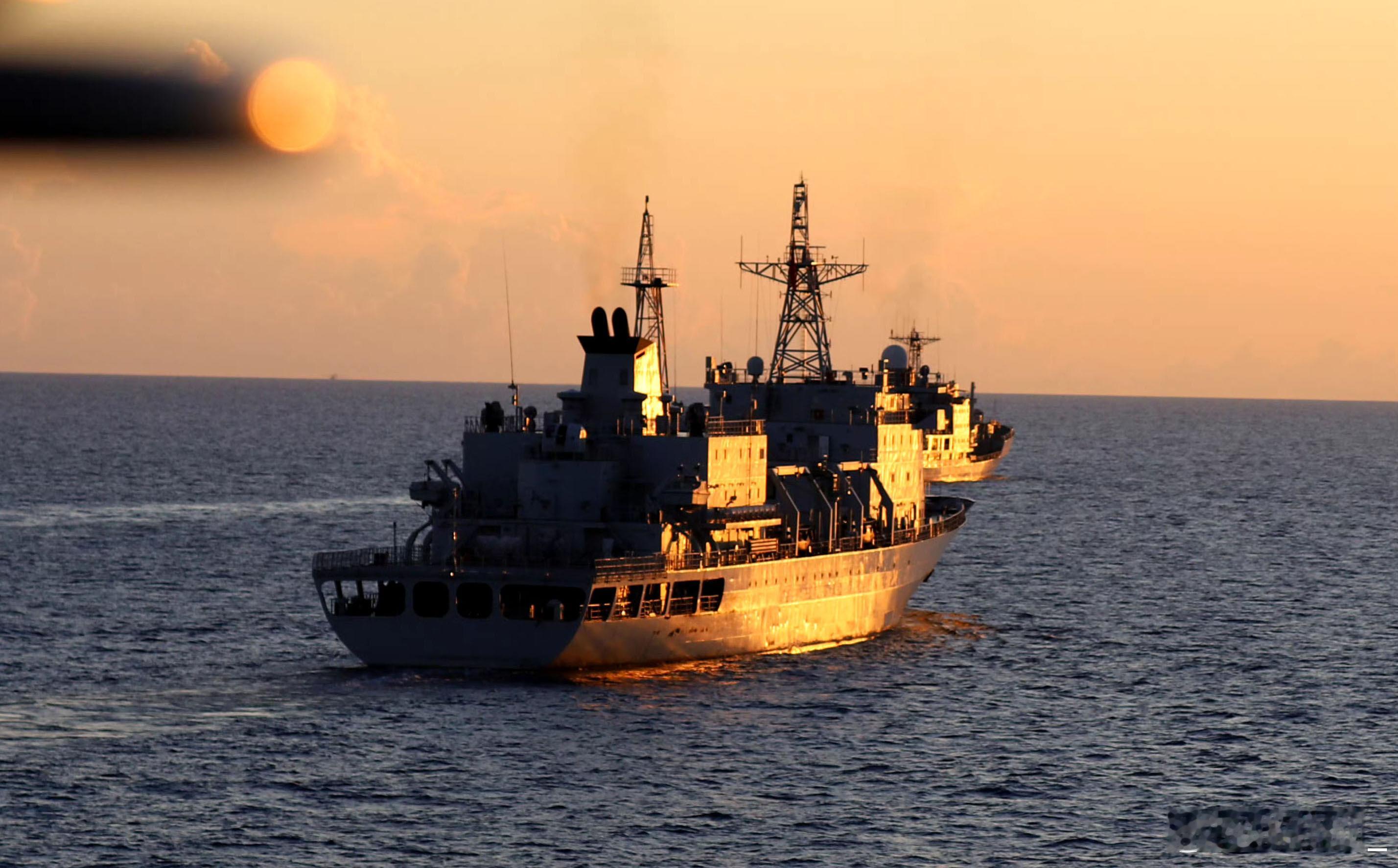 888抚仙湖船（近）与904型补给船（远）：两者分别为二代和一代南沙岛礁补给船。