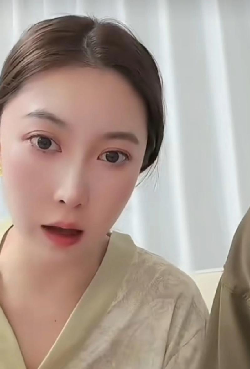 这小媳妇不懂事，人家两兄弟吵架，你掺和啥。你们小两口天天在直播间说大哥王亮的各种
