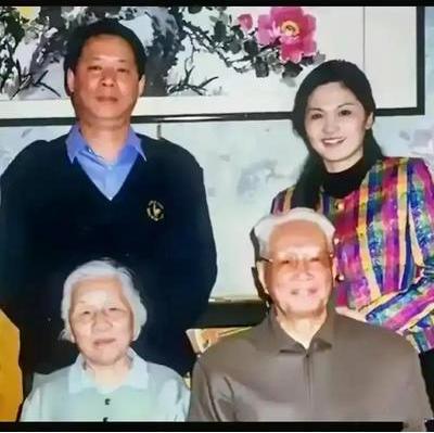 开国将军张震夫妇与儿子张宁阳、儿媳韩月乔留下了一张合影。当时拍摄照片的时候，张震