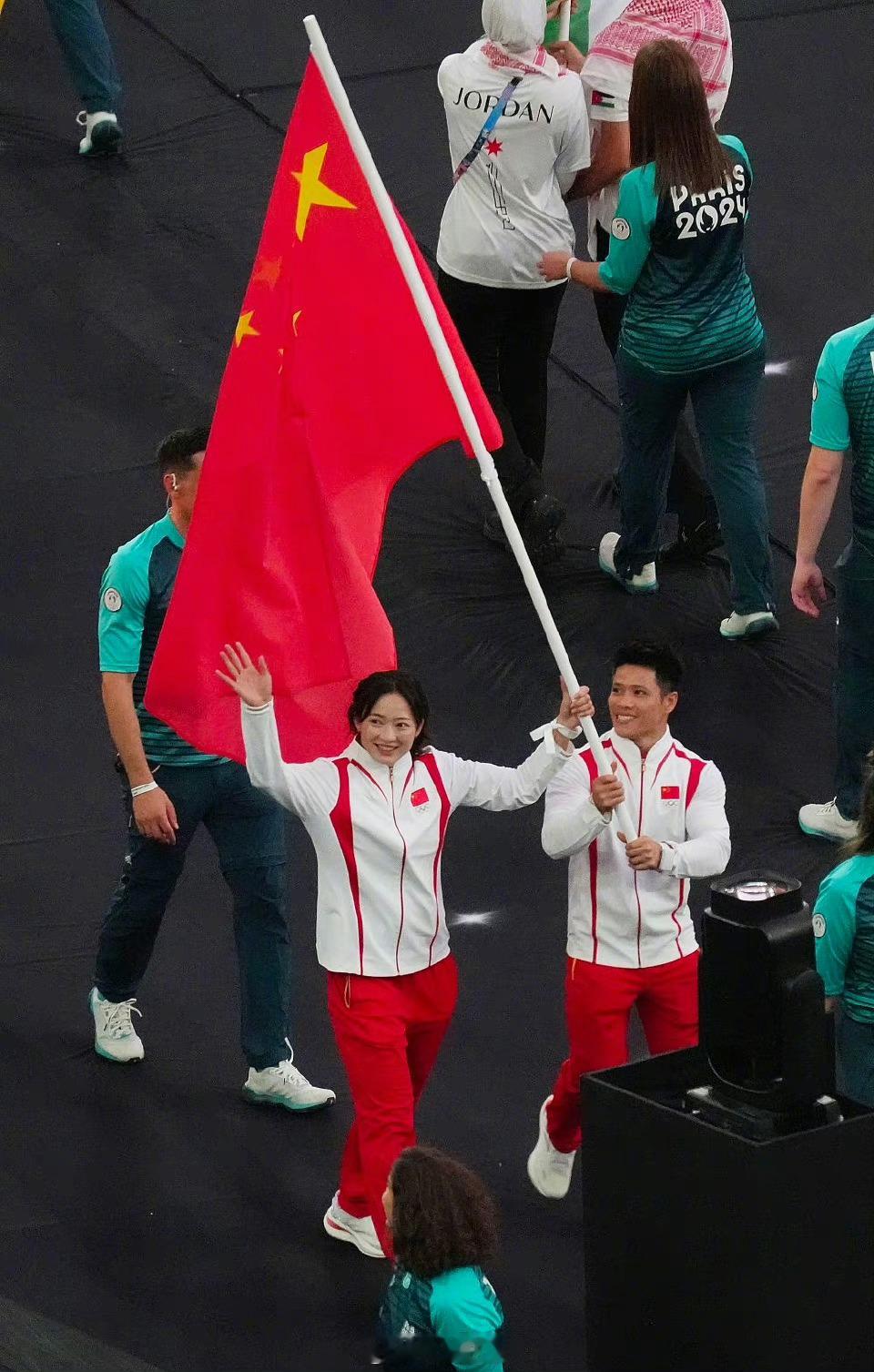 巴黎奥运会闭幕了，李发彬和欧紫霞作为旗手和中国代表团一起亮相闭幕式，孙颖莎代表亚