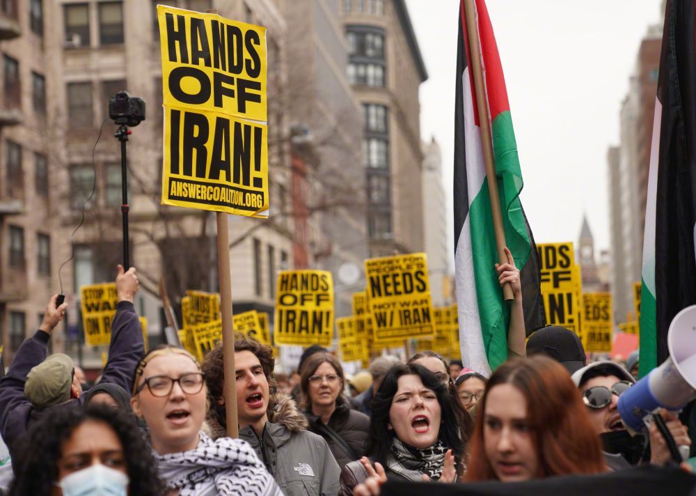 【近六成美国民众反对美以对伊朗动武】路透社和益普索集团19日结束的一项民调显示，