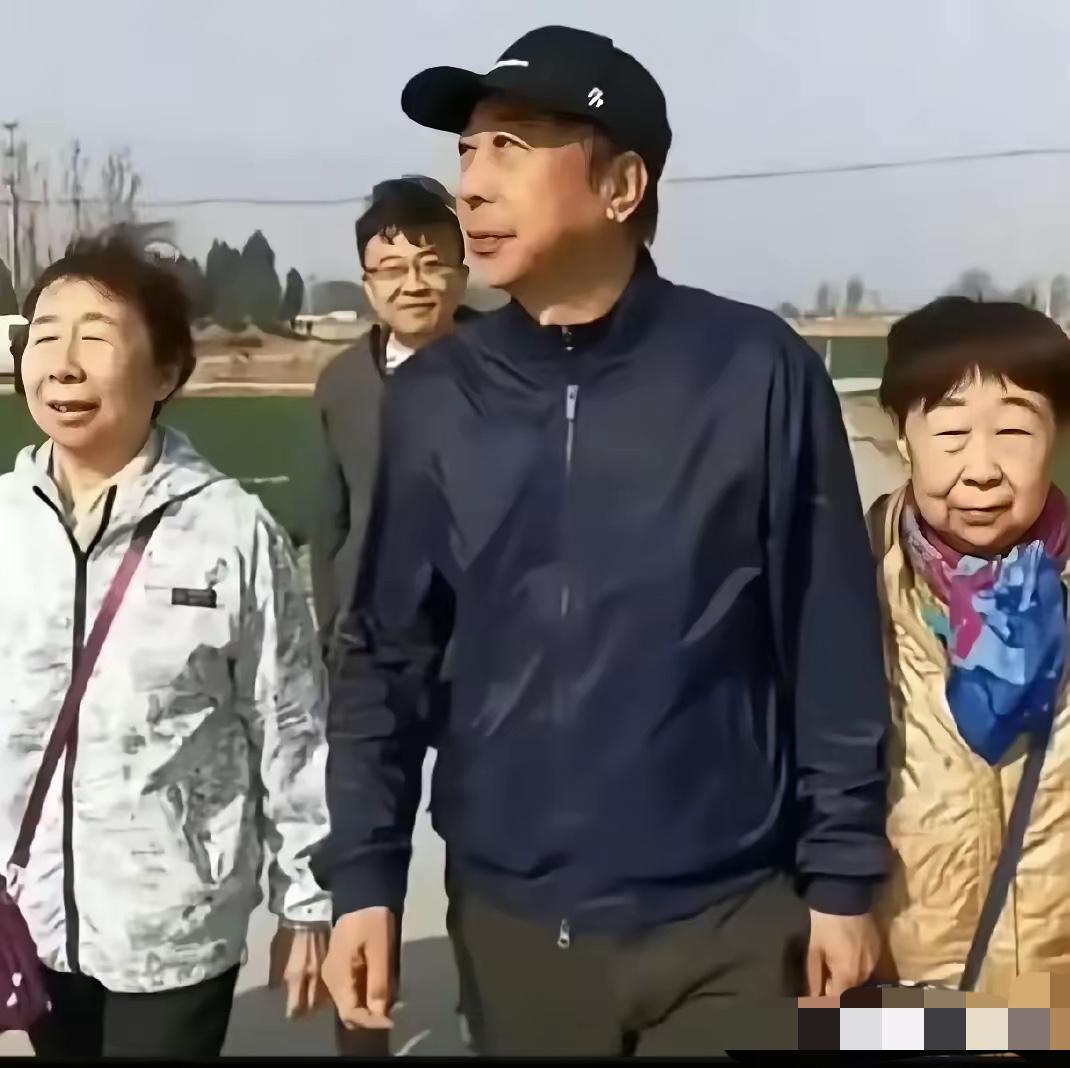 冯巩和两位姐姐，全家共用一张脸。