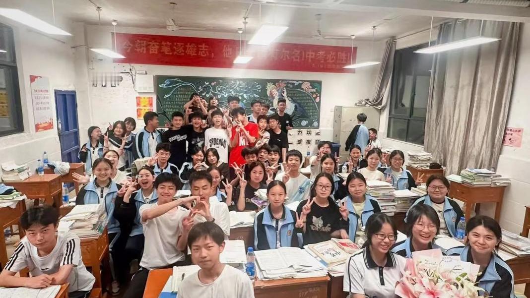 在考公热潮汹涌的当下，竞争激烈程度堪称“千军万马过独木桥”。为搏一个上岸机会，有