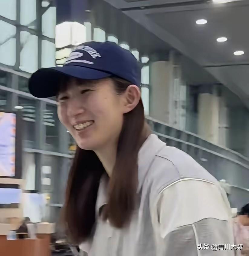 有球迷在机场碰到了早田希娜，
一身休闲打扮，
感觉没有赛场好看呢？
难道赛场直播