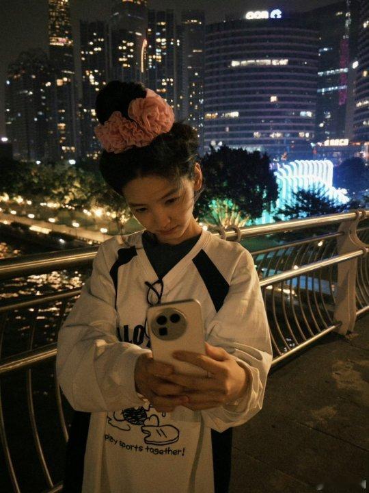 章若楠章若楠开心到模糊章若楠和广州塔合影章若楠和广州塔合影了，直接开心到起飞！太