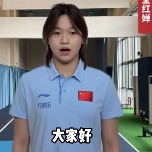 全红婵身着队服，精神饱满地为广州图书馆代言。她自信大方地朗读文案，声情并茂，让人