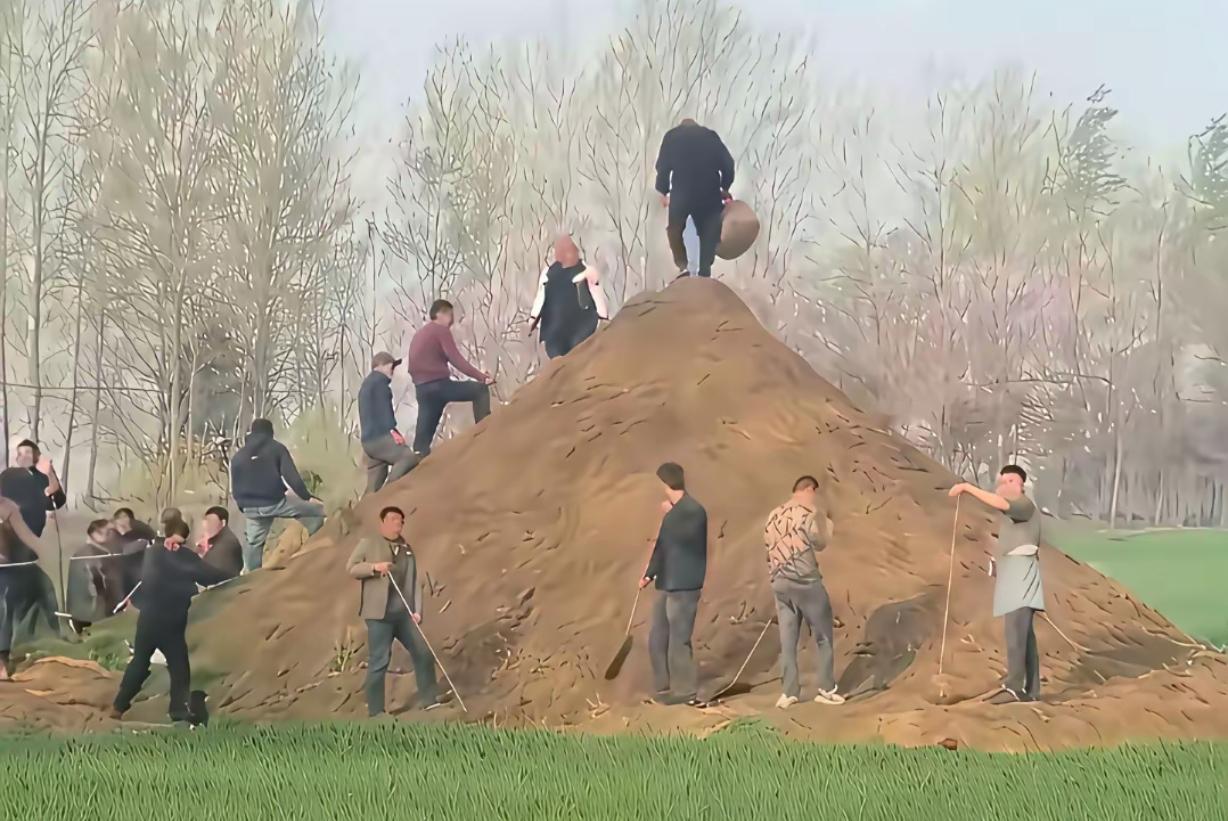 这么大的坟头，我聂还是第一次看到。
今天刷到一个清明节上坟祭祖填土的小视频，我目