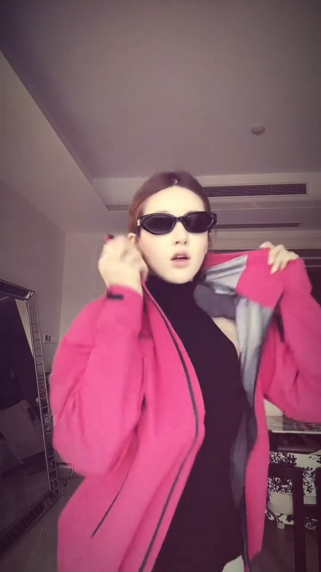 赵露思把冲锋衣穿出了我买不起的样子，酷姐