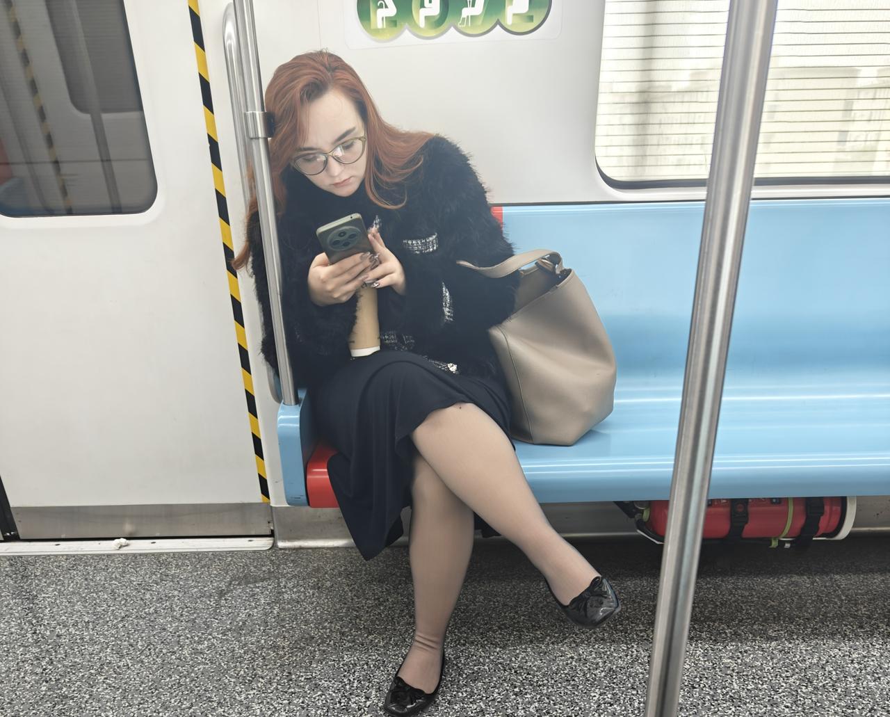 俄罗斯女人吗？
看脸有西洋血统
看腿有蒙古人的样子
威武霸气[赞]