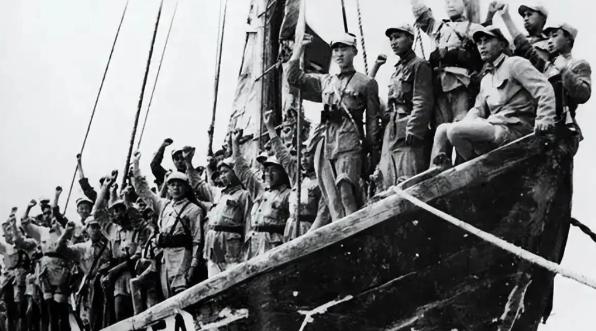 1950年，海南战前百名战士漂泊至越南，韩先楚下令开除军籍，师长徐国夫多年后才明