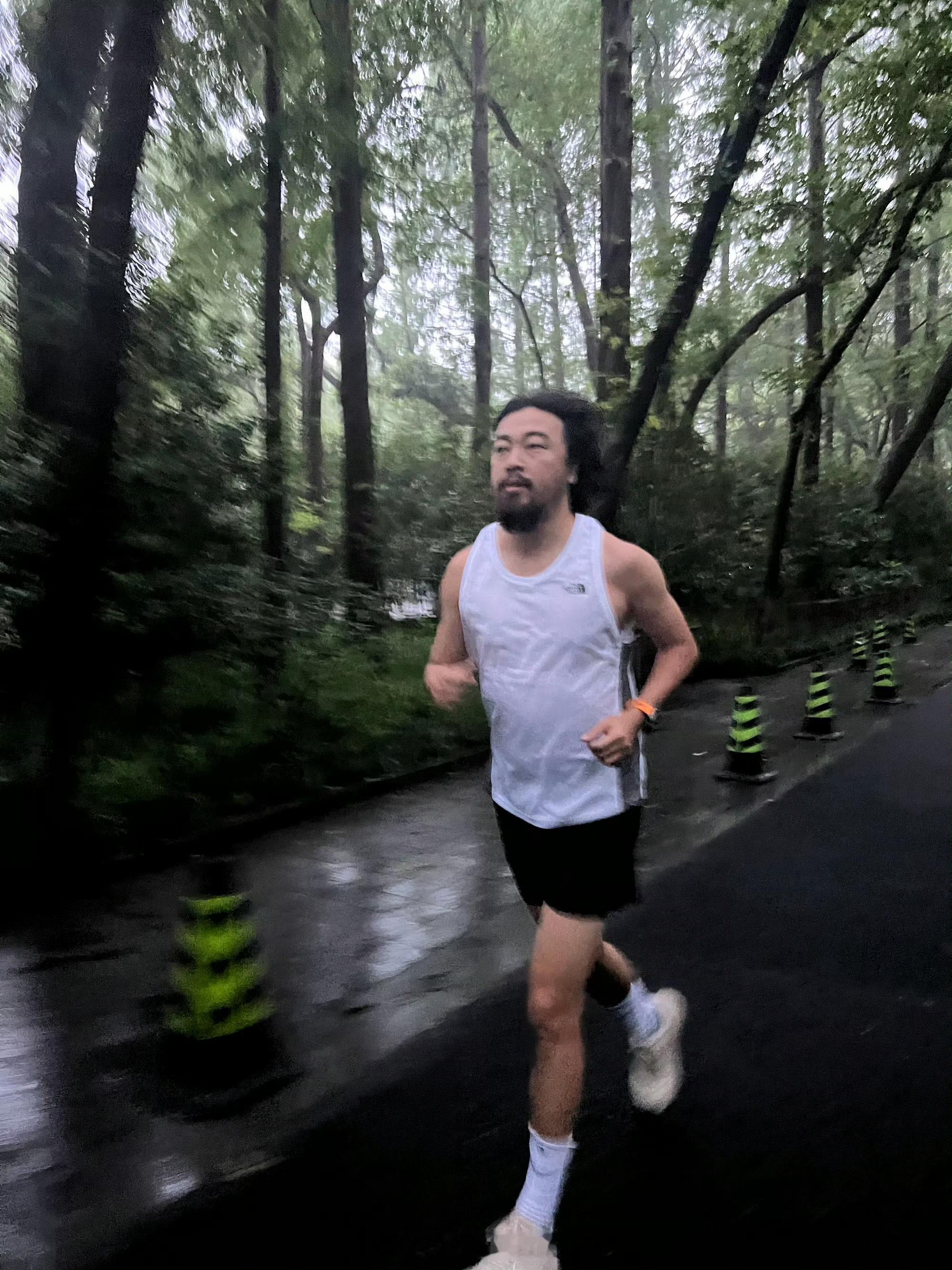 没有峰哥玩不转的运动 看峰哥微博经常在西湖跑圈，真是羡慕[哇]。以前每次出差杭州