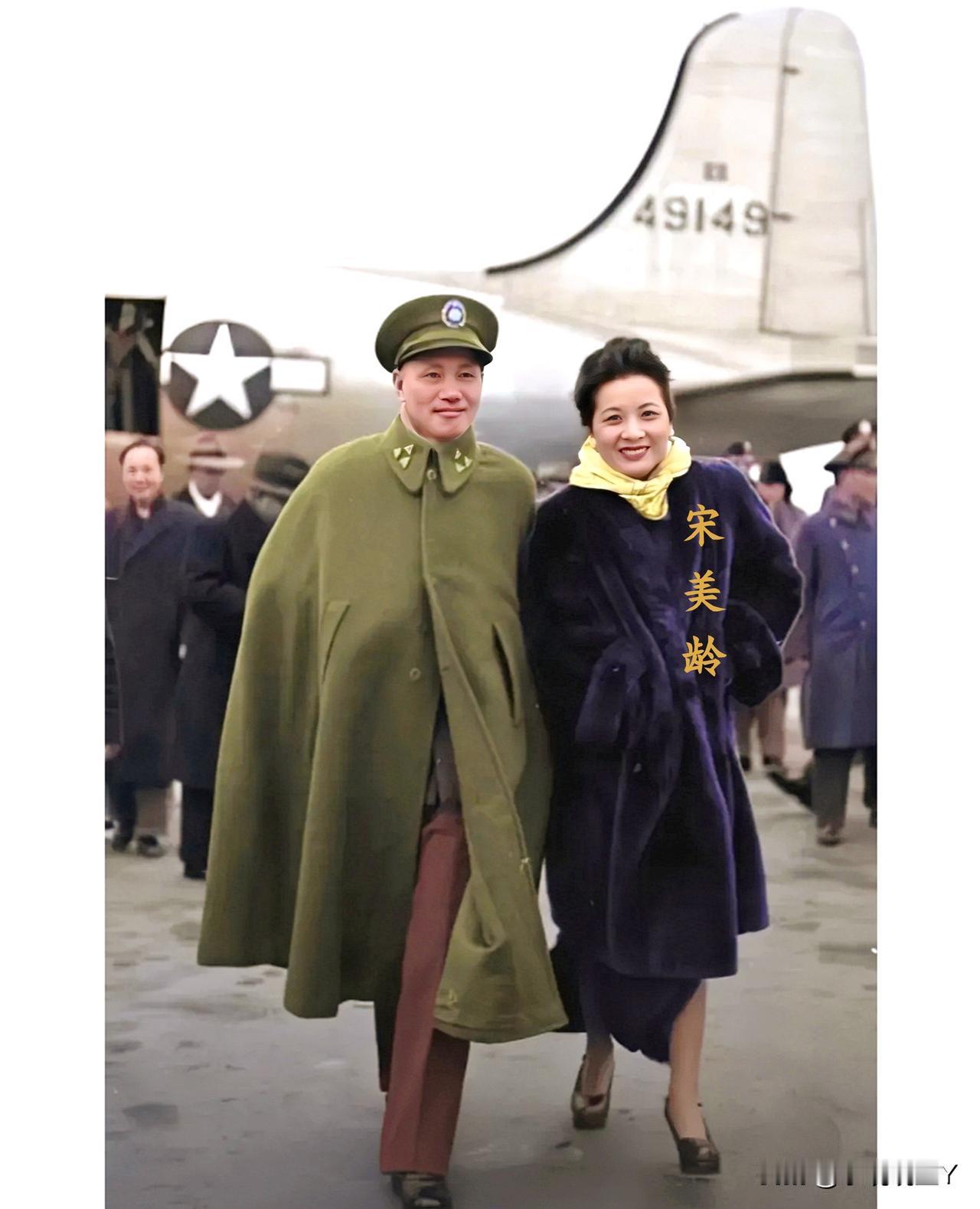 这是宋美龄搭乘专机抵达延安机场的一张老照片，拍摄于上世纪四十年代。这不是演戏，也