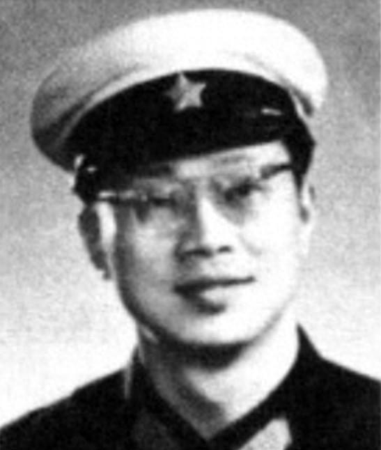 1970年哈军工毕业分配到东海舰队，为节省战台风用水，我毅然剃了光头
1971年