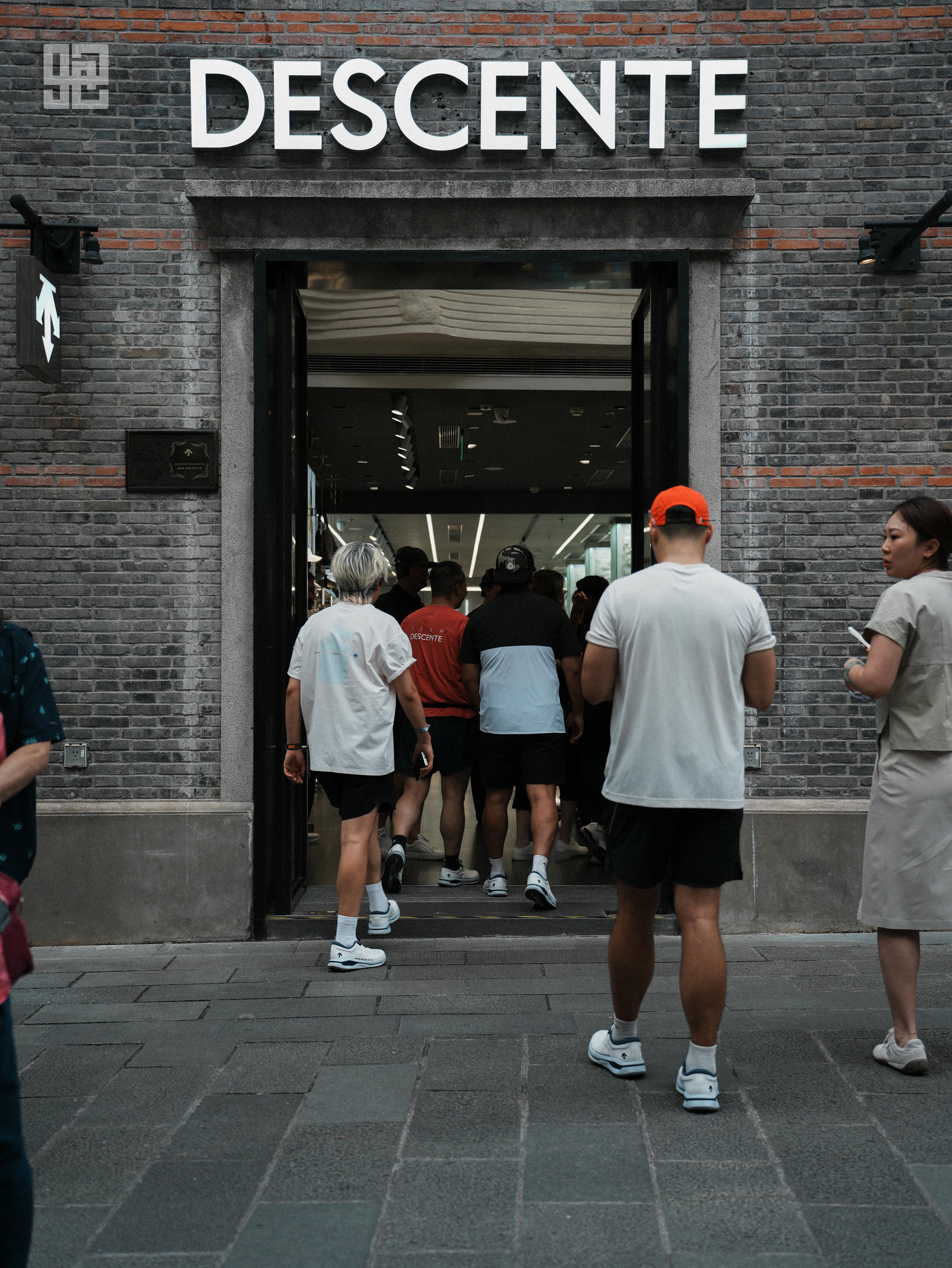 今天，迪桑特在上海举办了「缓震新境界」的跑步活动，知名演员郑恺出席，并和一众跑者