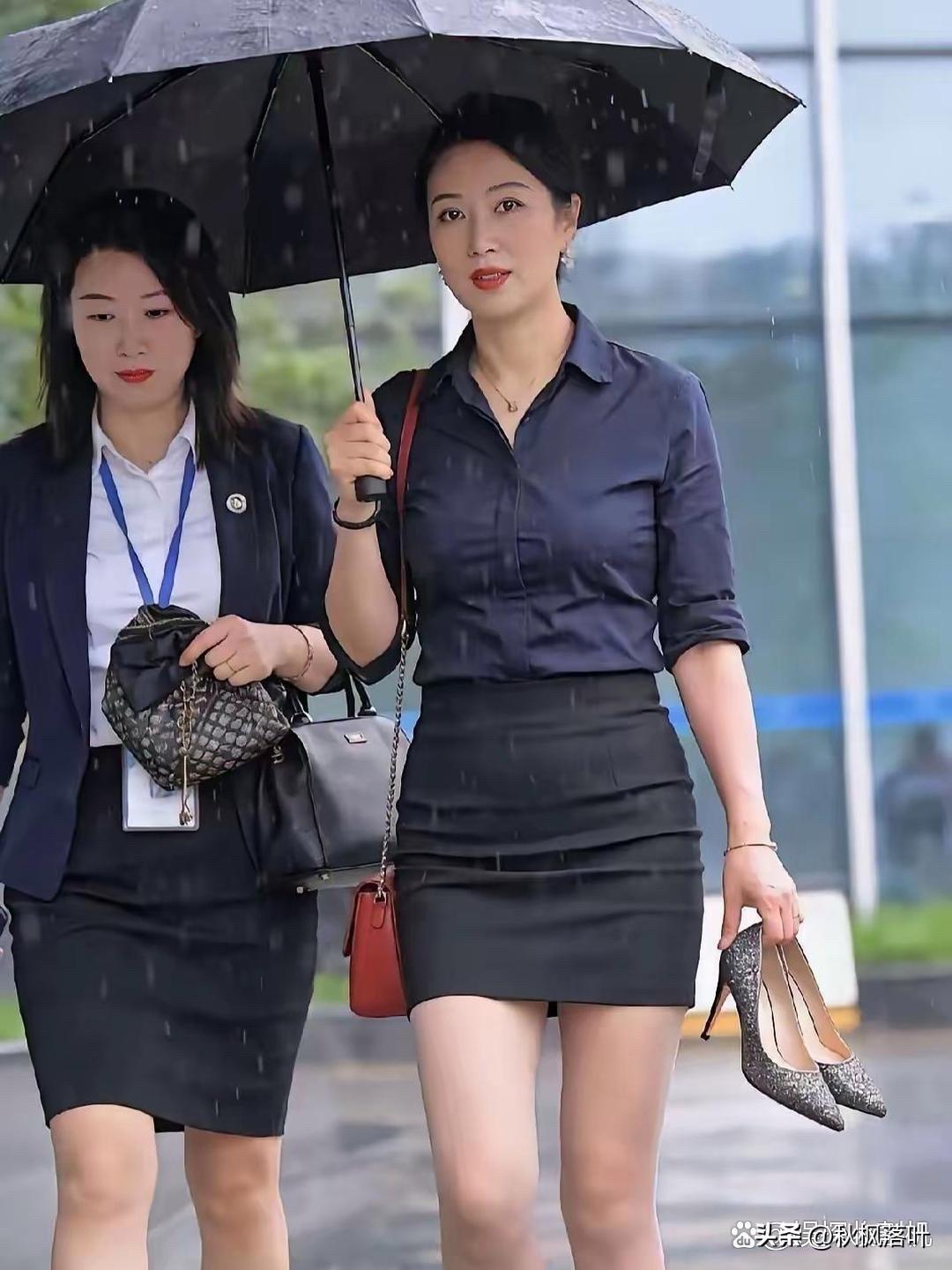 下雨天光着脚走路鞋用手提着，难道鞋比脚珍贵？