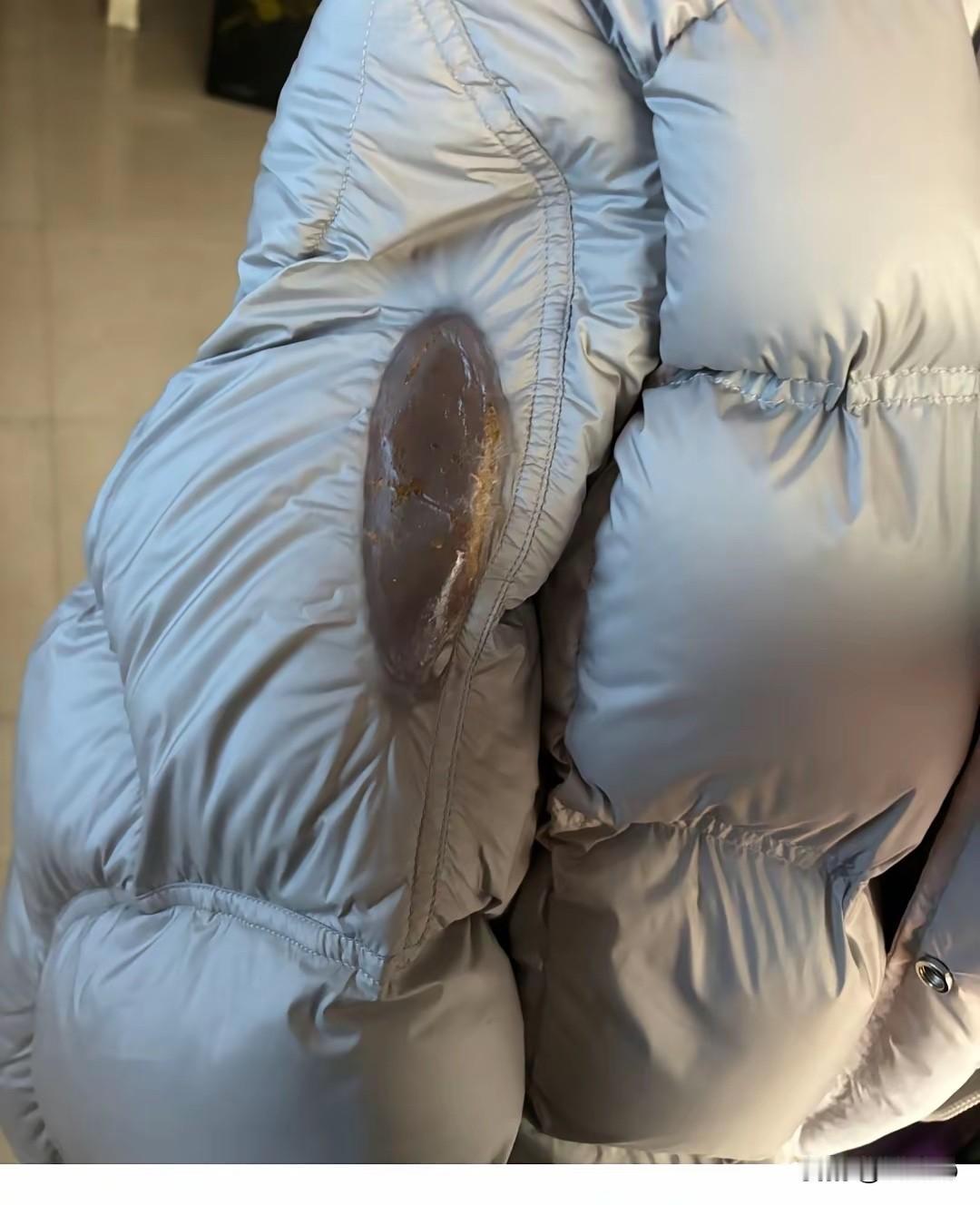 昨天下午没啥事，我就跑去闺蜜家唠嗑了。

俩人窝在沙发上刷视频、说悄悄话，一晃就