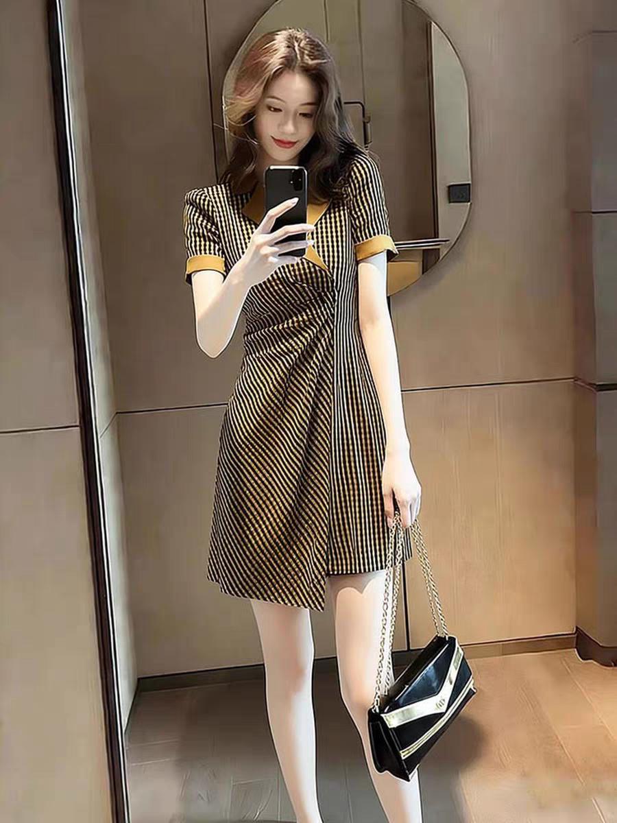 时尚穿搭。精致的小香风条纹连衣裙，独特大方得体，休闲通勤都完全拿捏！条纹气质穿搭
