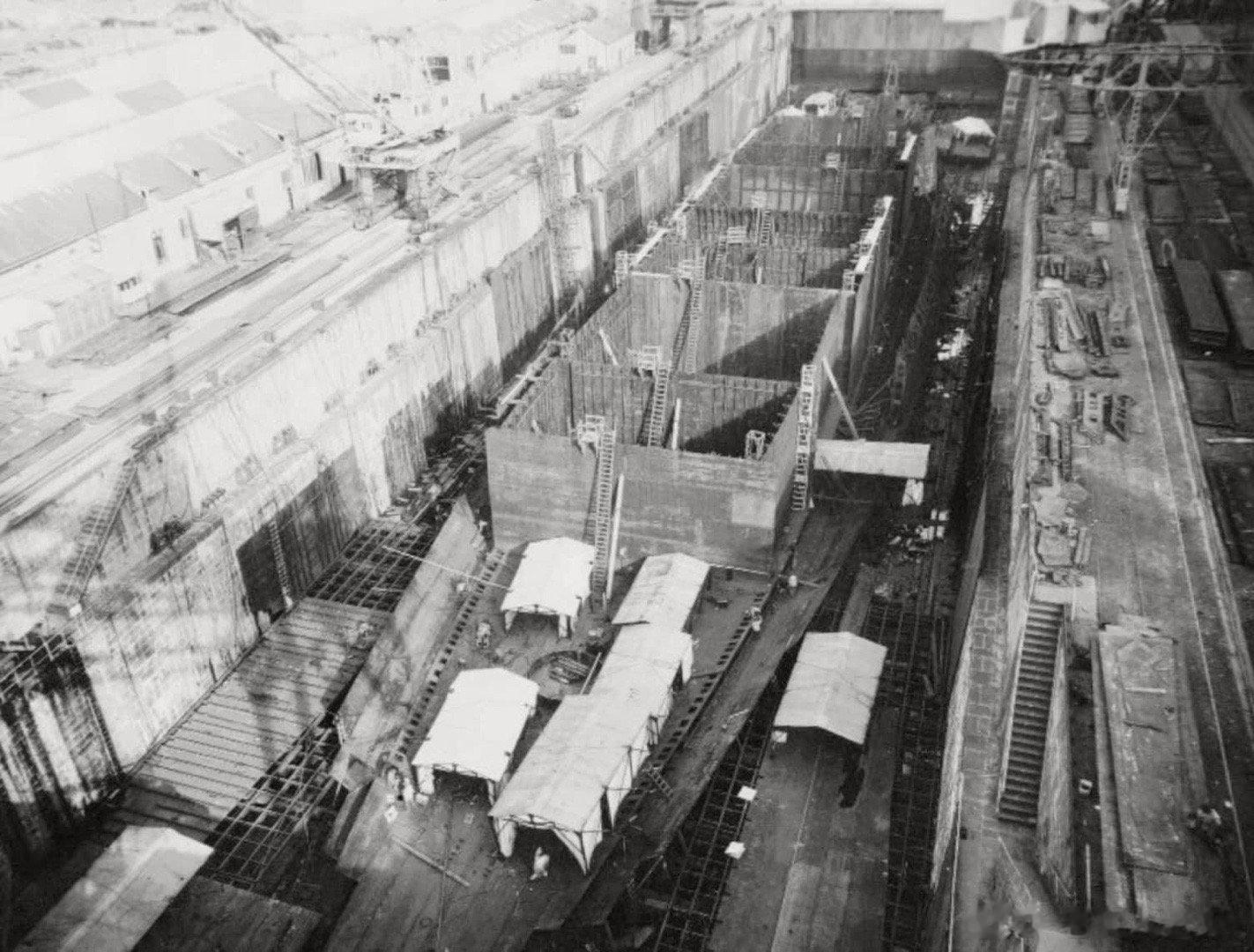 正在建造中的法国海军克莱蒙梭号战列舰舰体，摄于1939年8月3日的布雷斯特海军船