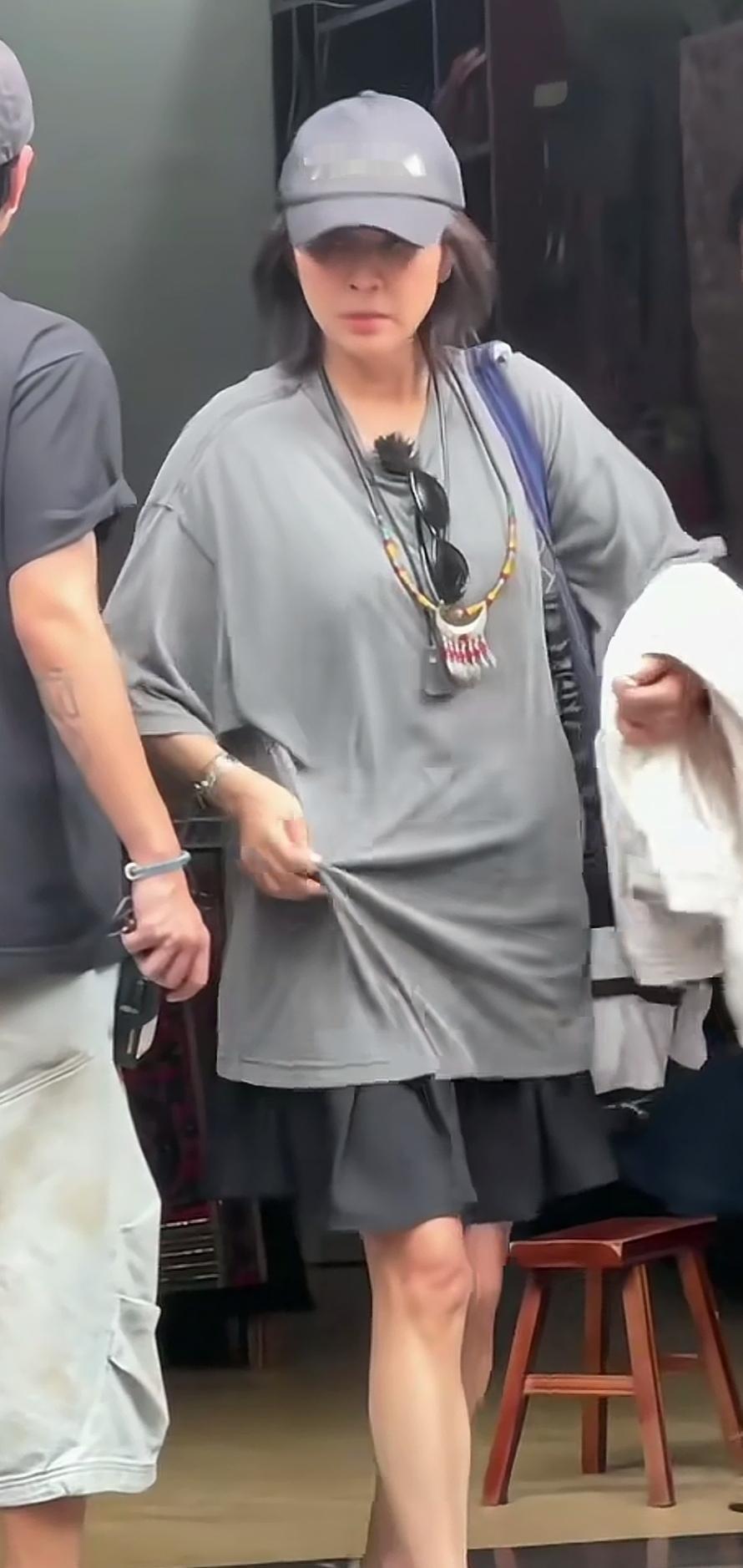 哦，老天！刘嘉玲这身穿搭，好像翻车了耶，一眼看去还以为她怀孕了……

说实话，不