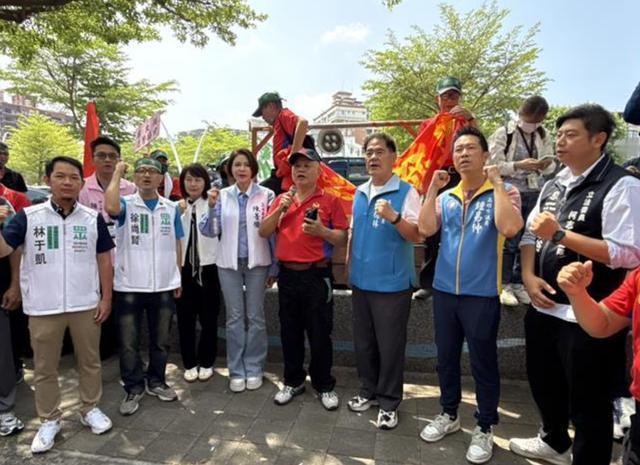 就在赖清德准备去非洲斯威兰士给国王过祝寿宴之际，台湾近千人的退休人员包围了台当局