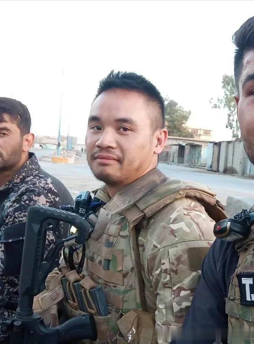 叙利亚战场，库尔德武装部队里出现了一名东亚面孔的武装人员。