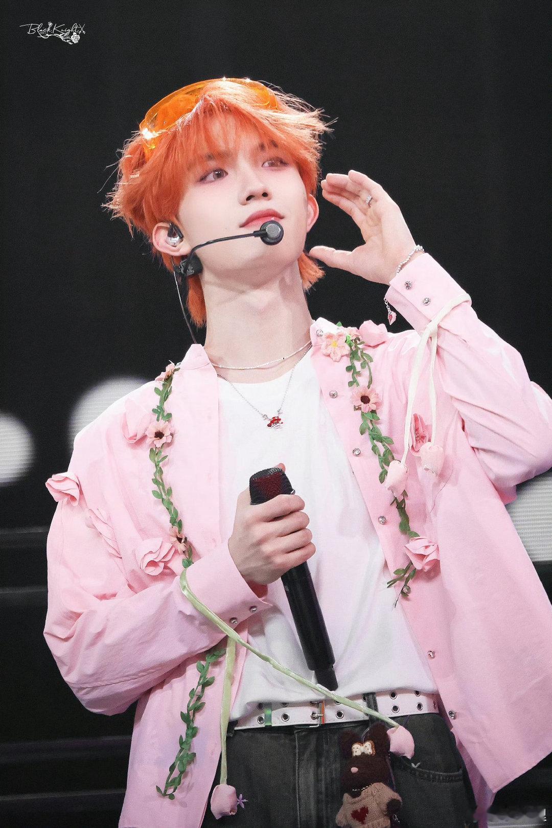 苏新皓染发解锁发色盲盒成功！无论是元气橘还是酷飒红，都适配度拉满，天生爱豆的时尚