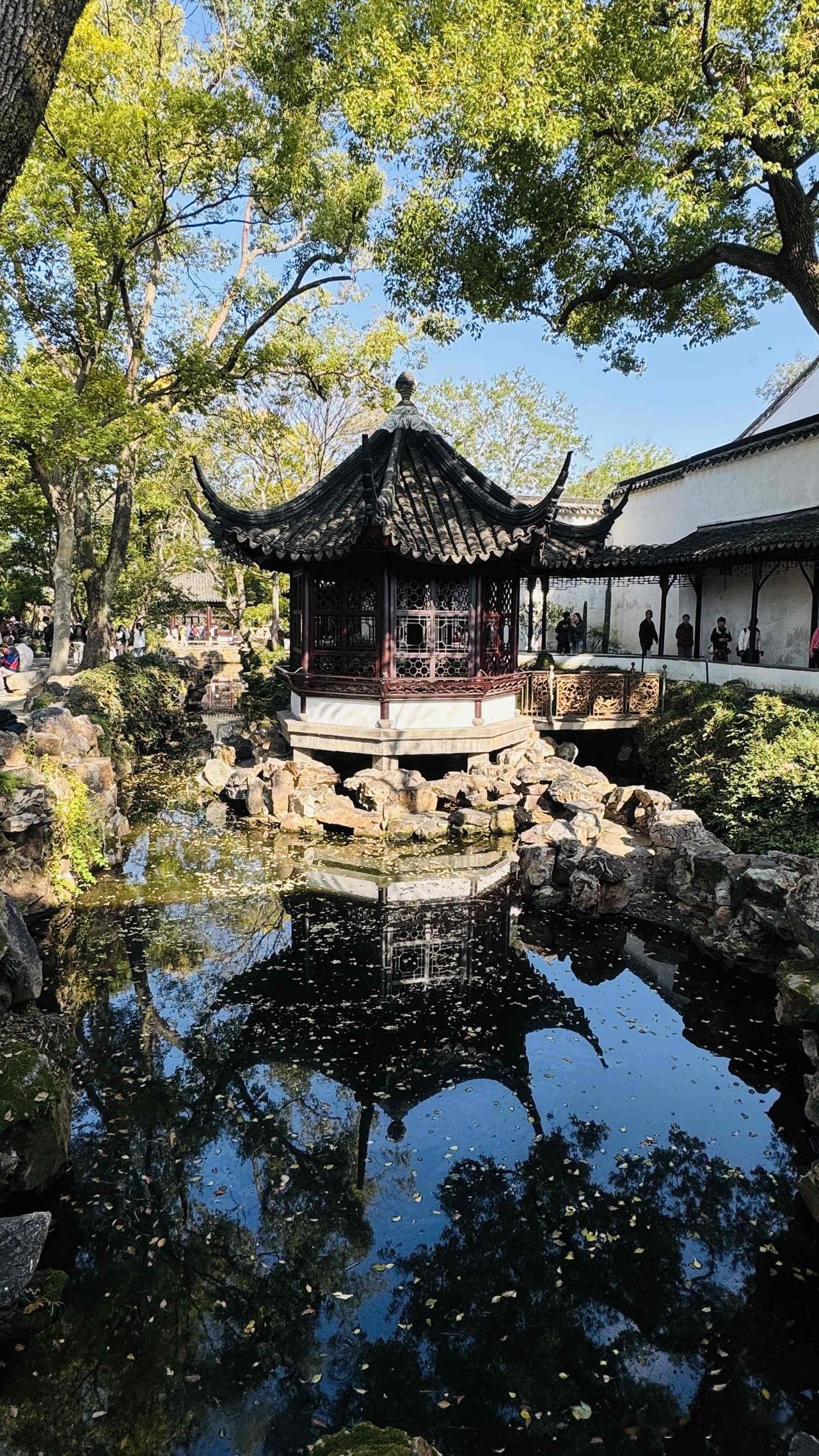 一朝入姑苏，满眼是江南。