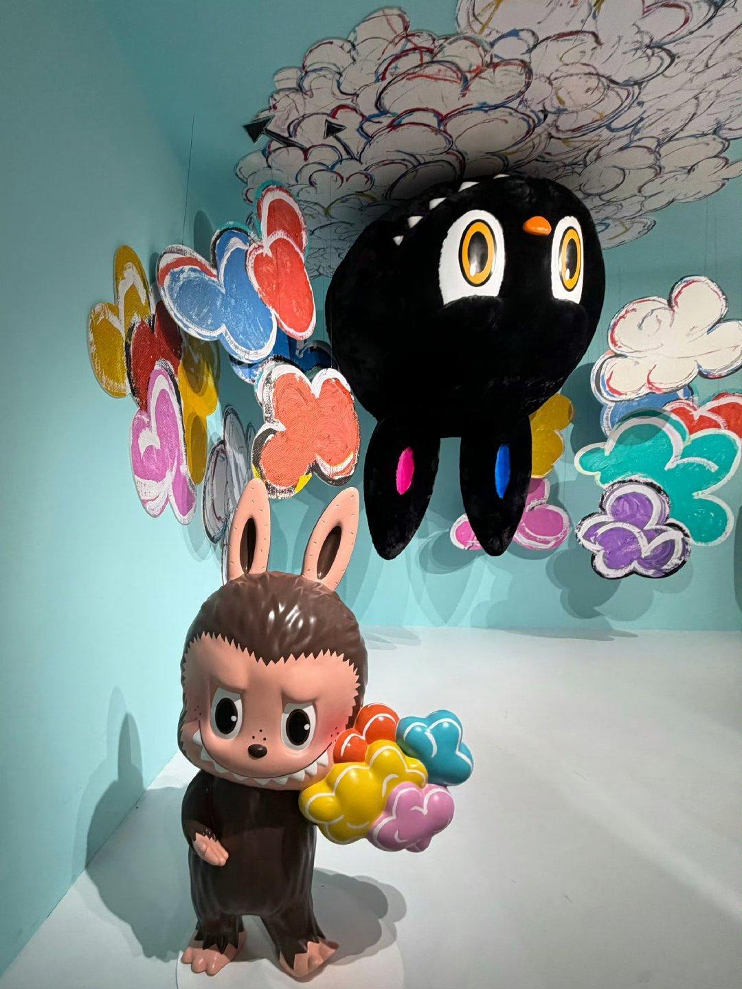 姐姐对拉布布是真爱！走到哪看到哪，全程不忘，哈哈哈哈～ 