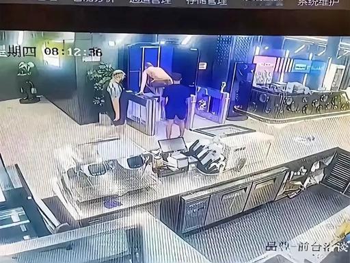 中国不是法外之地！四名外籍男子在上海玩“零元健身”，暴力破门还嚣张叫板，结果被狠