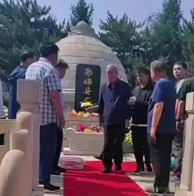 这张照片定格了94岁高龄的傅全有上将回到故乡，祭扫发妻郭婵英的画面。
将军脚步踉