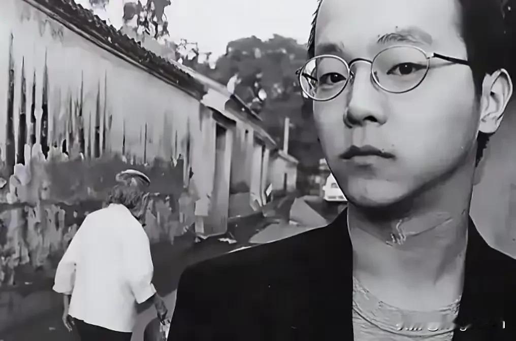 但凡  对着往事纠缠不清  反复嘟囔


就是现实生活中  混得不怎么样的

