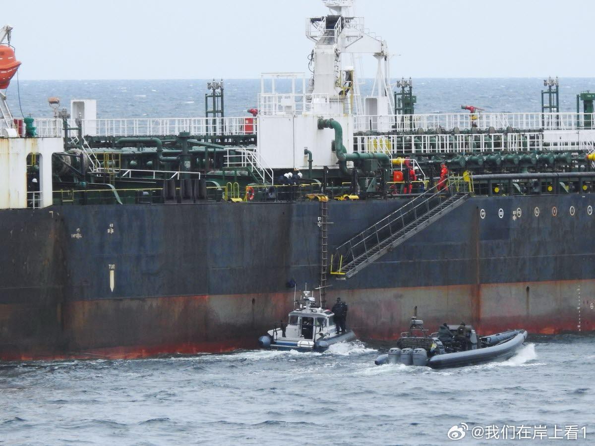 瑞典在波罗的海扣押了俄罗斯受制裁的影子舰队油轮。俄罗斯的这艘油轮的油污还污染了大