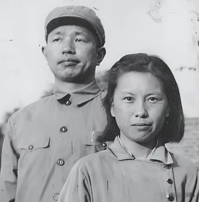 1948年夏，黄镇从前线回到家里，俩人见面未及开口说话，夫人却垂泪说：“这么大的