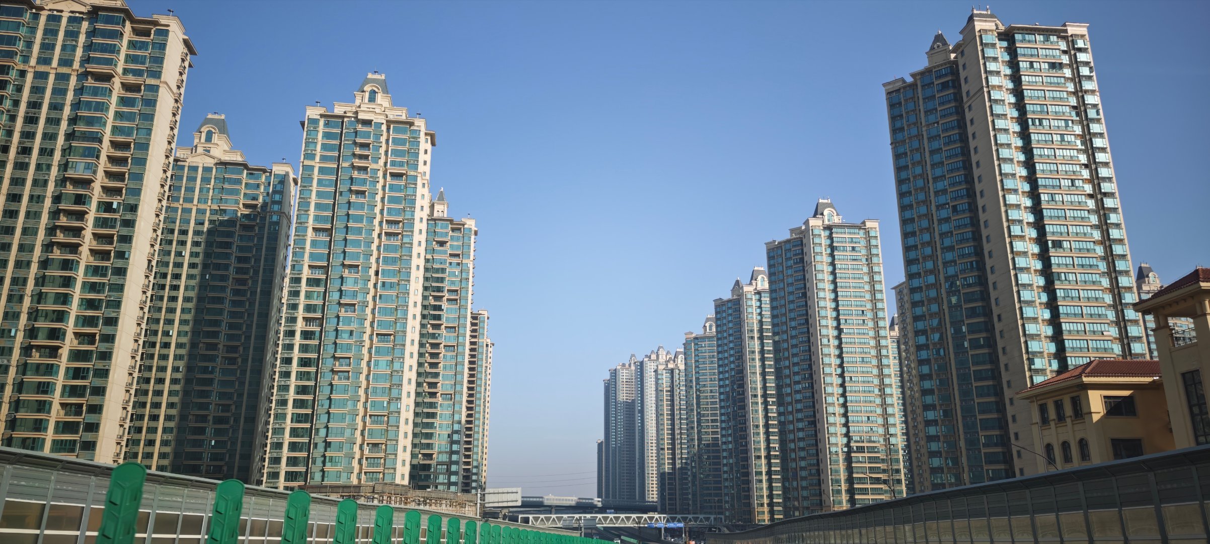 洛阳老乡：这一排排全是恒大的房子，以前都是1.2-1.3万一平，很抢手，出来就抢