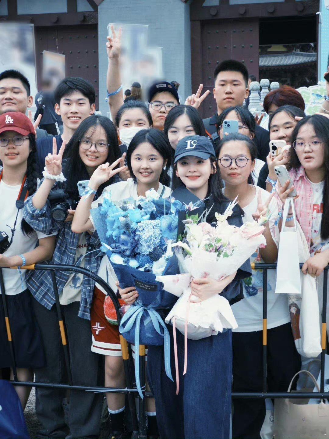 章若楠不是应该是男人合影吗 ​​​