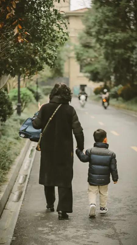 父母带娃差异真的很大。妈妈带娃注重细节、安全与规律，就像我家，妈妈会严格控制孩子