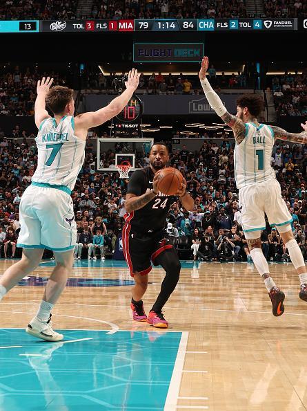 鲍威尔赛后谈到本场比赛全队的发挥时表示：“我认为我们做得很好，做到了‘下一个人顶