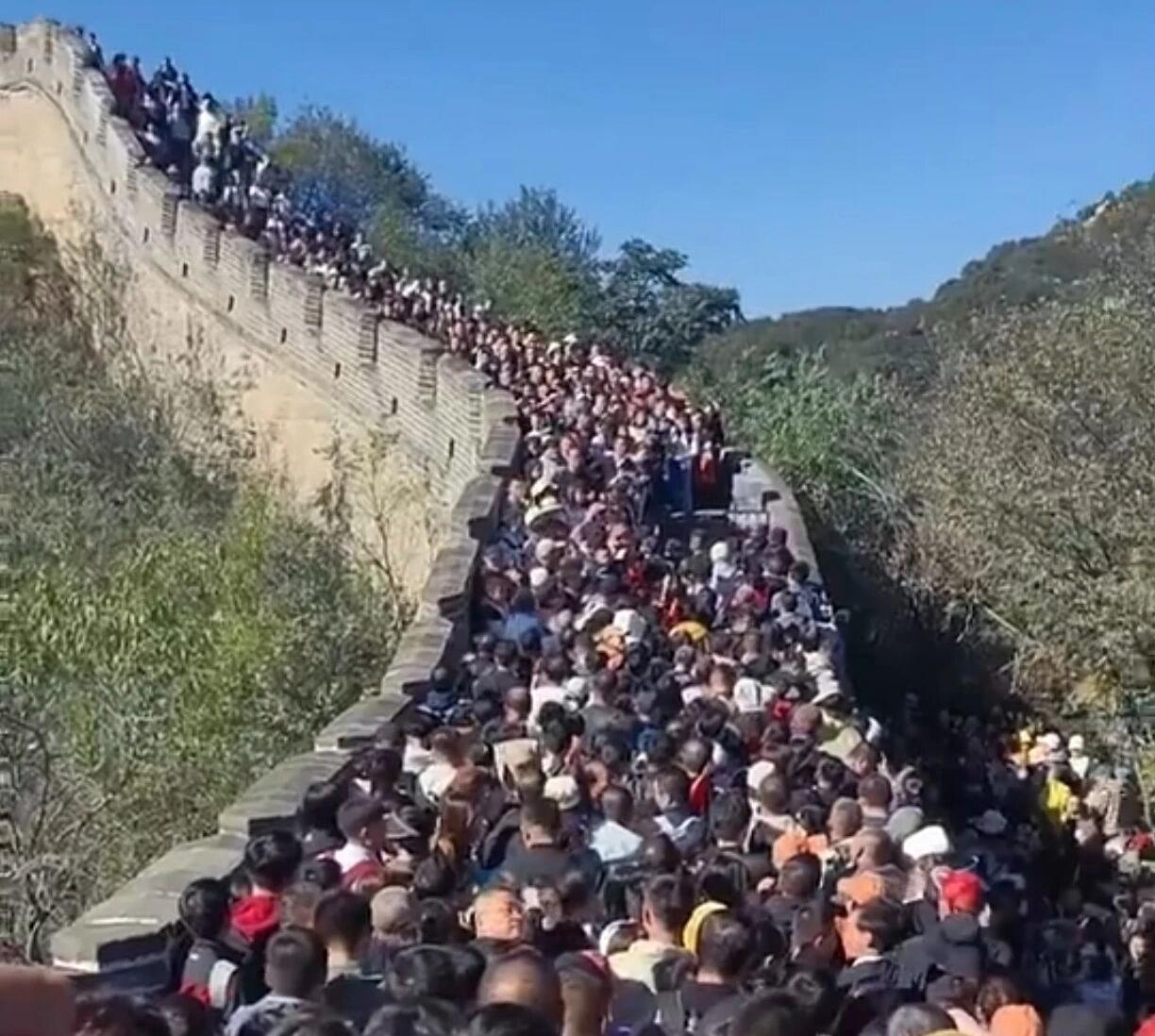 不是非得凑这个热闹不可，可是大部分牛马，只有假期才有时间出去旅个游。
他们提前一