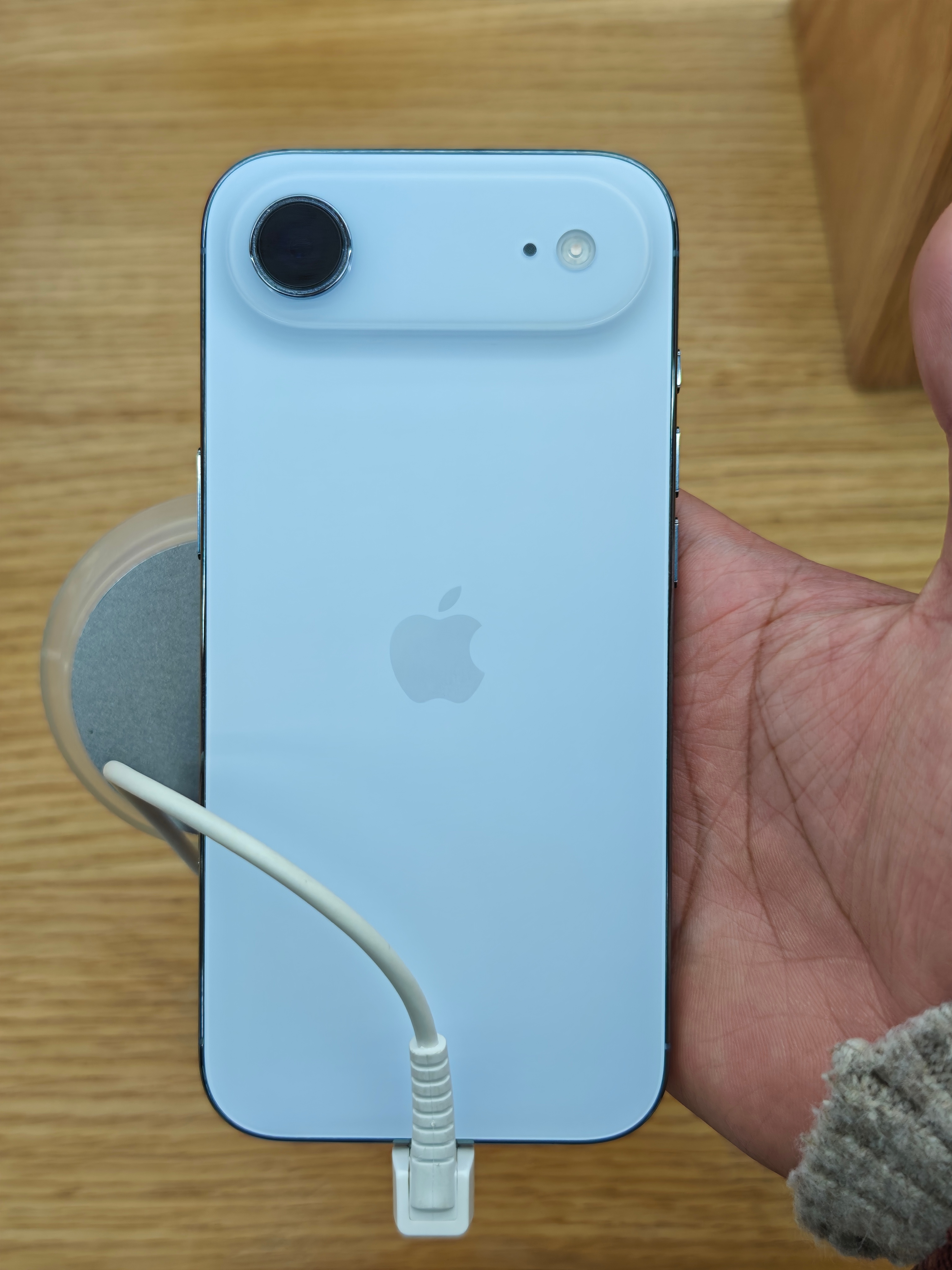 第34946次进店把玩iPhone Air然后放下离开