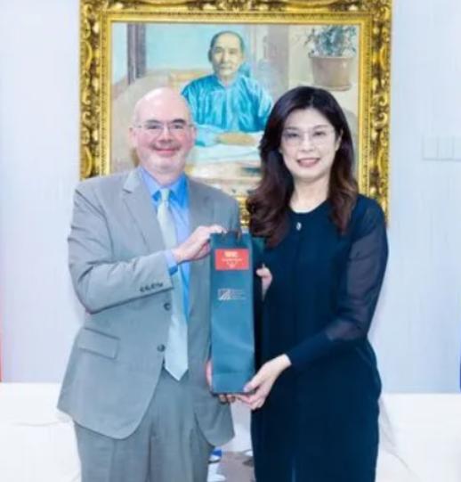 万万没想到，美国与郑丽文就台海问题达成共识。

说白了，两岸的和平在于统一，没有