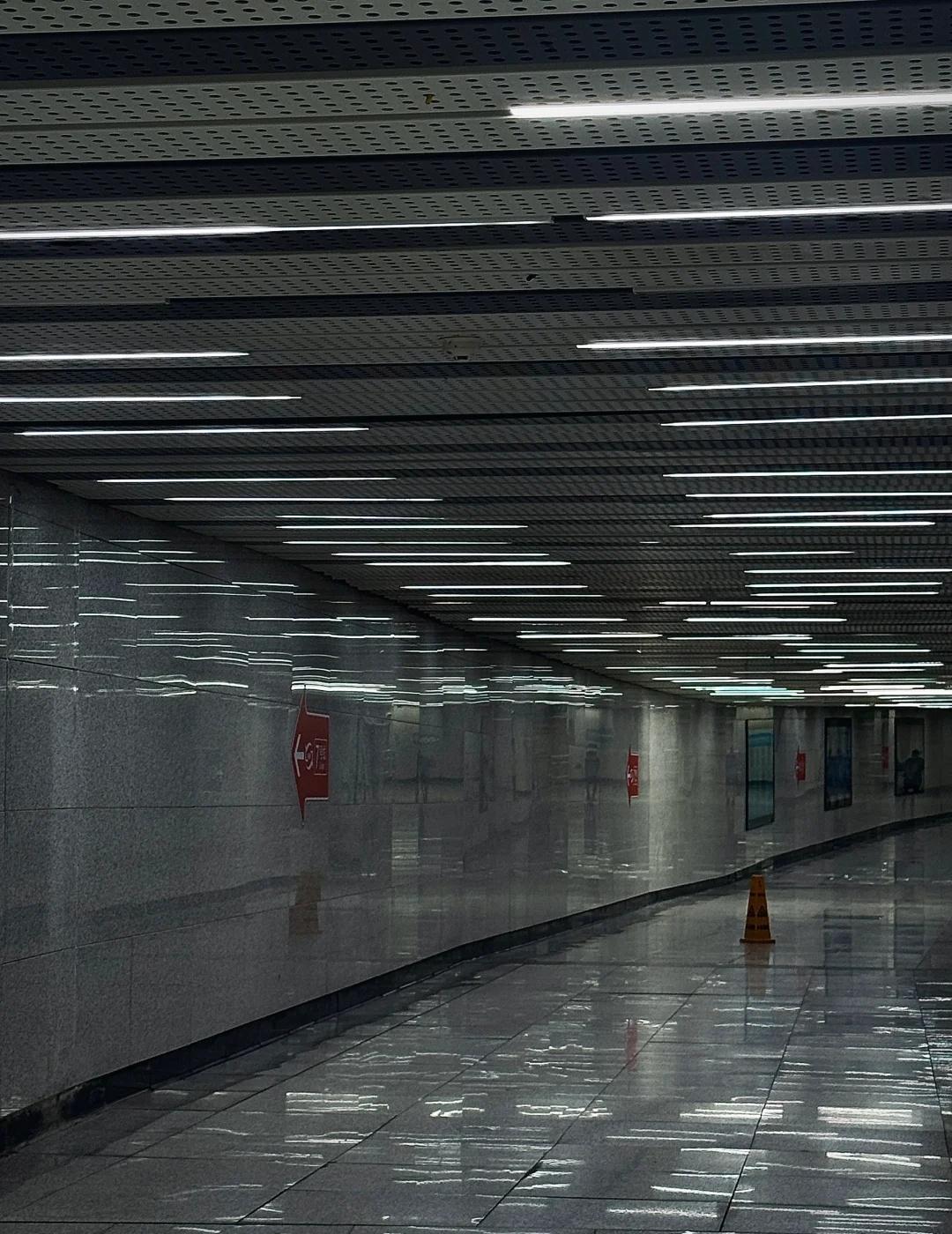 很喜欢武汉地铁徐家棚空间站。。。。
7转8这段路不赶时间的话，慢慢走还是挺有感觉