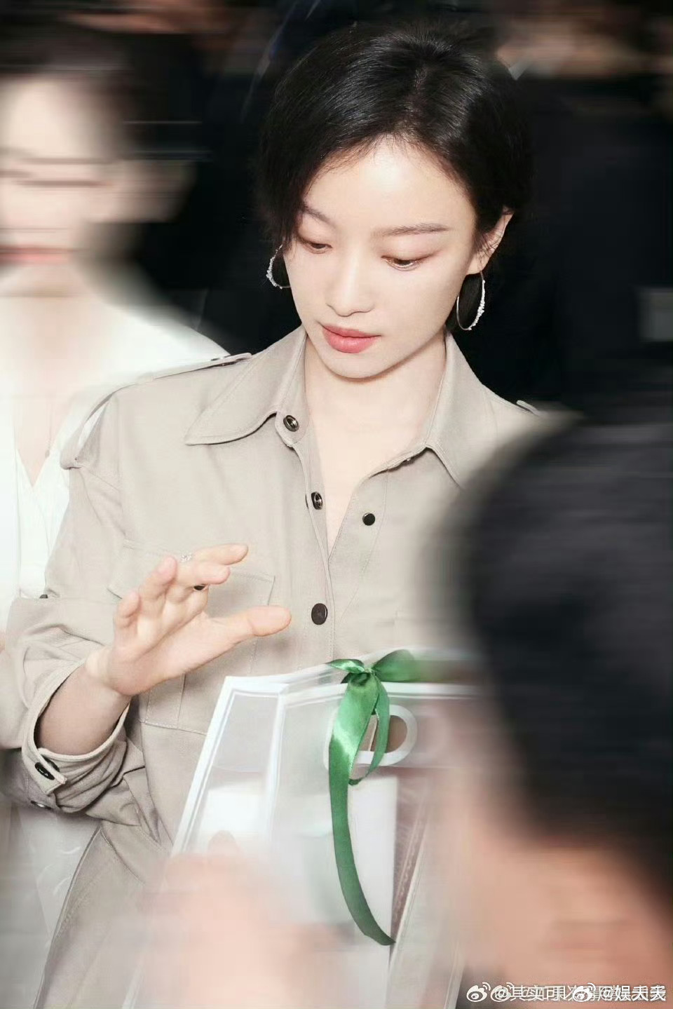 倪妮戏外还会喊闫妮妈妈隐身的名字 看到倪妮喊闫妮妈妈那段，我嘴角直接和闫妮同步上