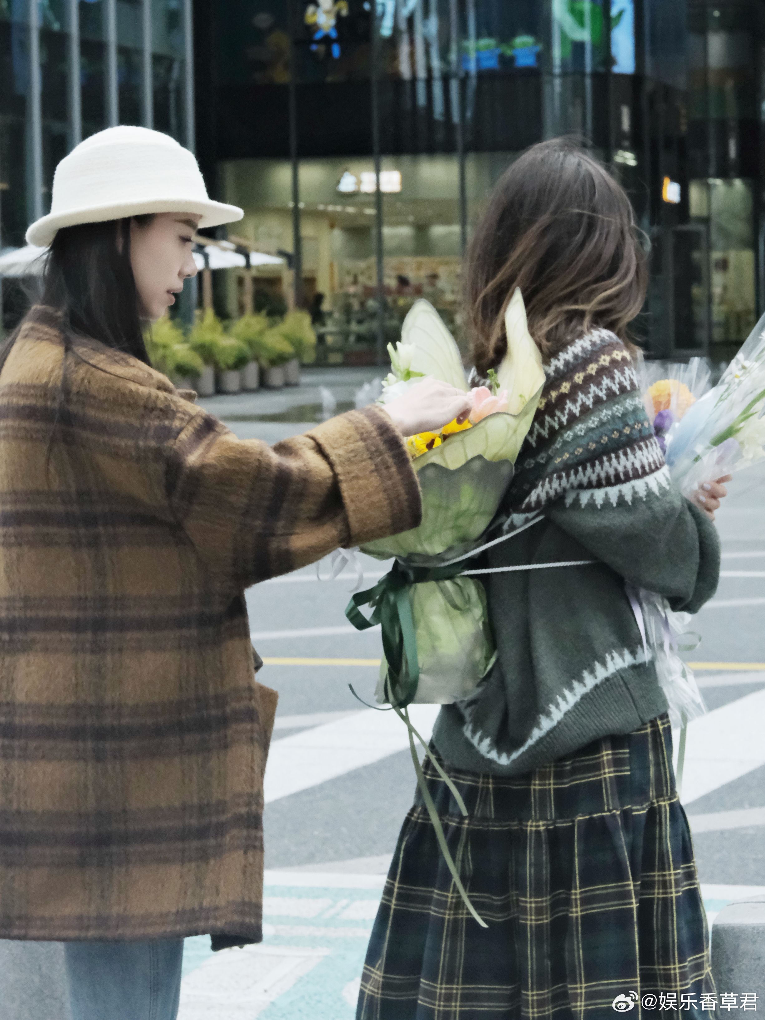 全国多地出现派花使者杭州街边随机刷新送花NPC逛街时被派花使者吸引了，一束春日小