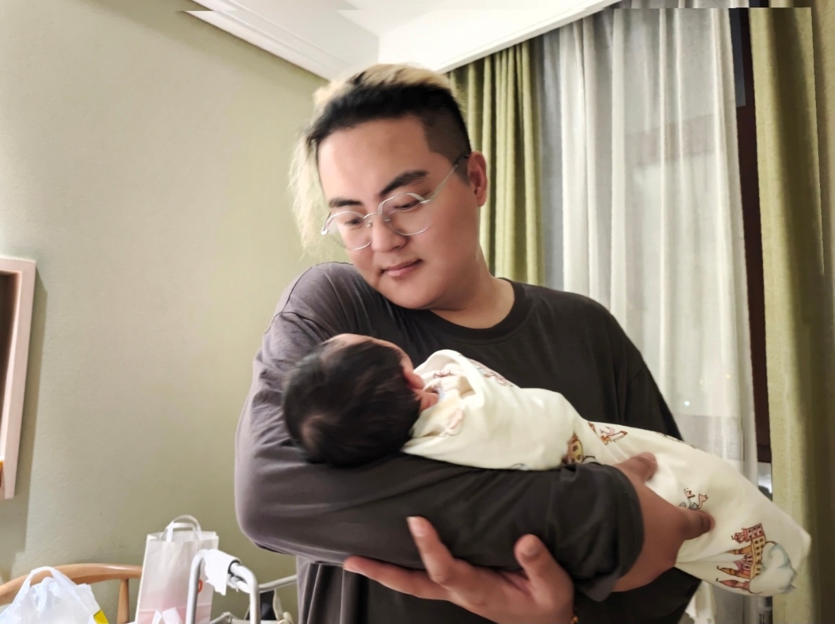 我已经给二宝当了一年爸爸了二宝妈妈给二宝准备了周岁礼，让我出门穿西服，一起拍几张