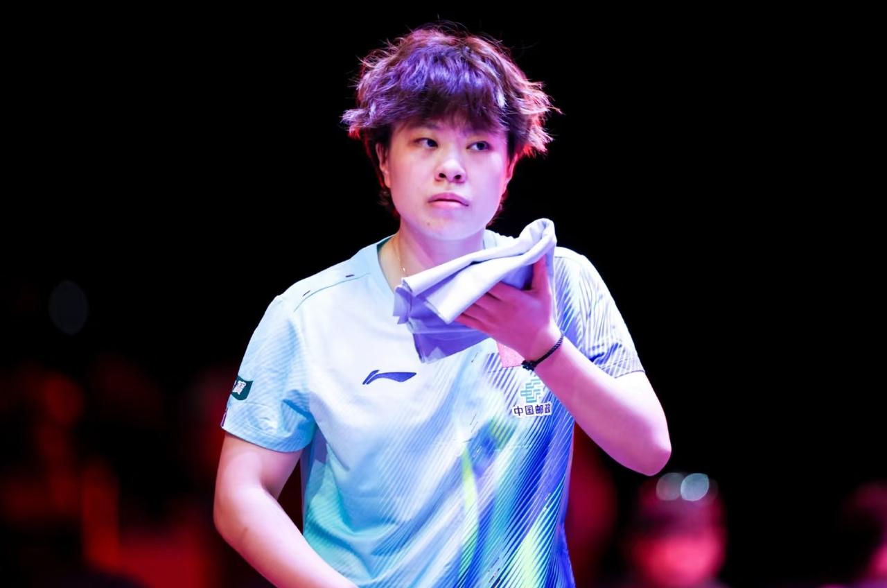 王艺迪真的是国乒喜剧人
在成都封训期间
有一些不知道是啥人，蹲在她们去球馆的路上