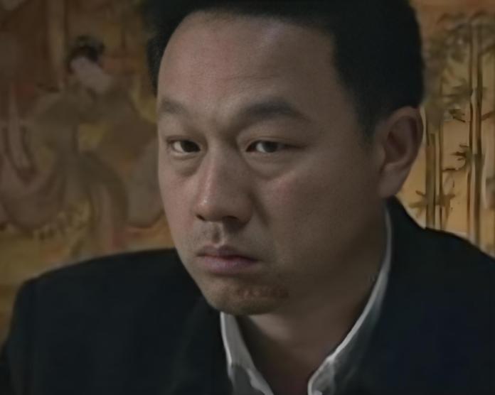 1946 年，大汉奸万里浪在上海被枪决。妻子赶来收尸，橇开棺材却尖叫起来：“这不