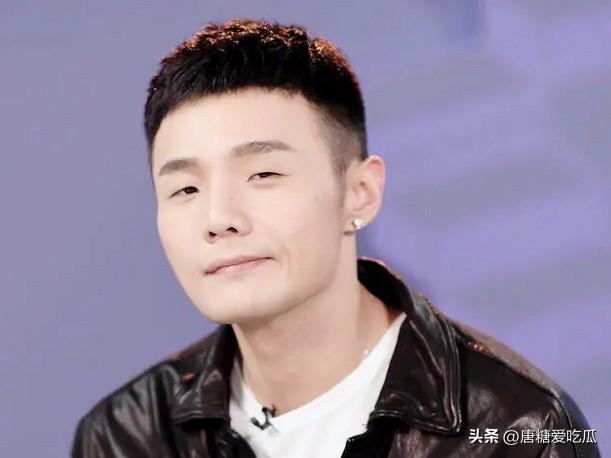 说实话，我不是李荣浩的粉丝
听到他说在准备慢慢退圈我也一点都不觉得可惜。
因为当